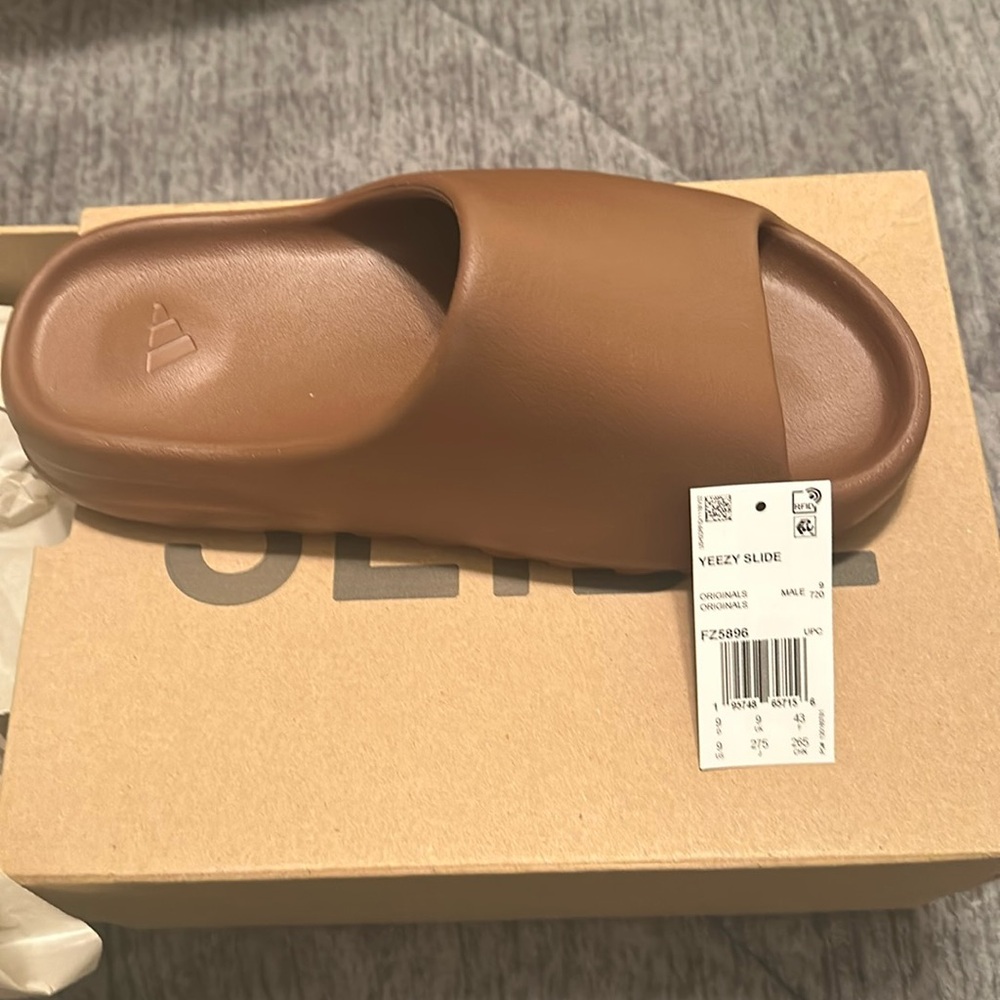 YZY slide Sz 9 Men’s